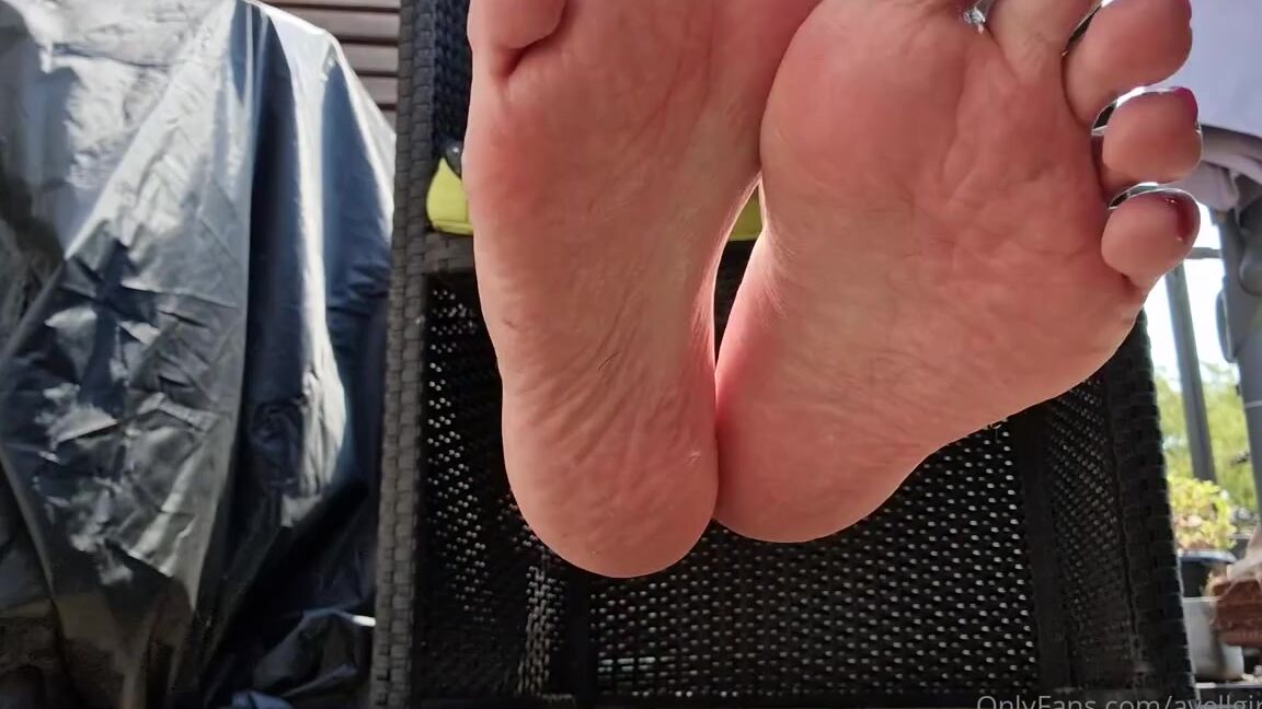 Ayellgirlfeet Nicknamed Ayellgirlfeet Onlyfans Imagine Mes Pieds Tout Mouills Contre Toi Imagine My Wet Feet On You 1