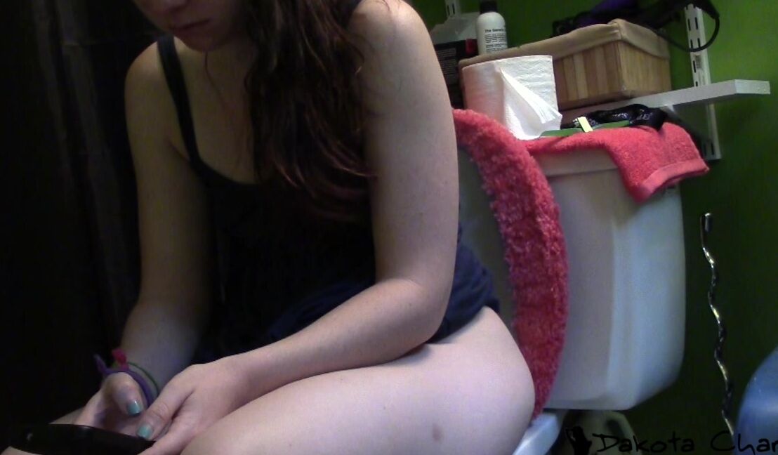 Dakotacharmsxxx Entertained On The Potty