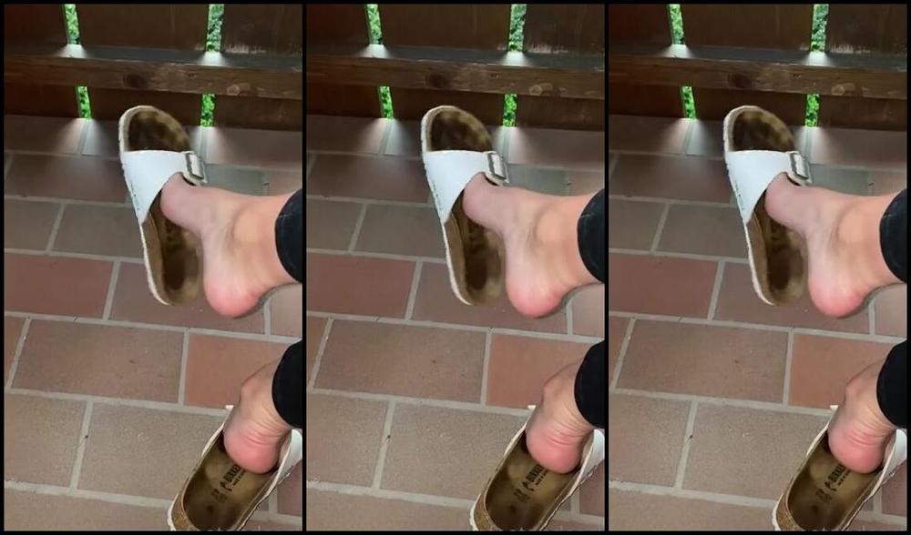 Emmysfeetandsocks Aka Emmyfeetandsocks Onlyfans Summer Is Shoeplay Time 1P