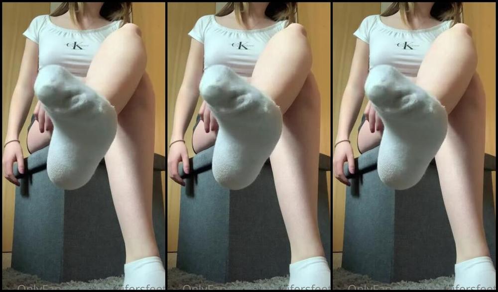 Jennifers Feet Nicknamed Jennifersfeetx 08 27 2020 Onlyfans Video A Little Sweaty Shoe And Sock Removal For You Had These Shoes On All Morning Running