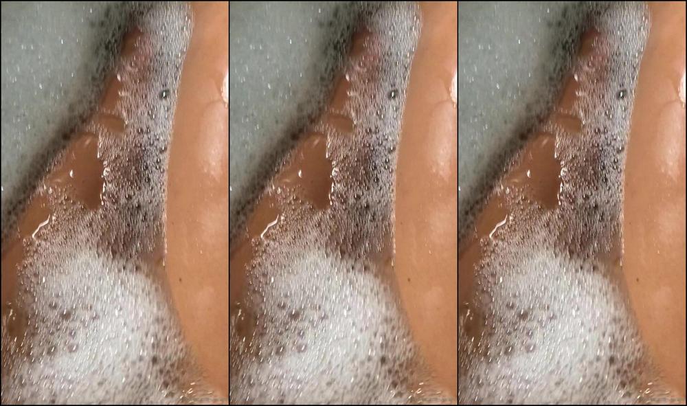 Taragirl Under The Water Bubbles Are So Annoying I Am Enjoying A Bath After My K Run Boys