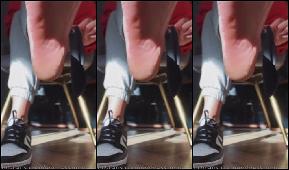 Goddessmona 91 Onlyfans Heute War Mir Danach Dir Spontan Ein Sweaty Fussel Mahl Zu Kreieren Mit Meinen Schwarzen Puma Sockenp