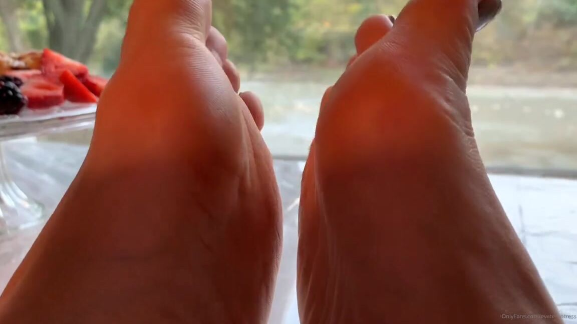 Temptress Raven Eve Aka Evetemptress Onlyfans Good Morning Foot And Leg Lovers One More Video For Your Weekend Enjoyment