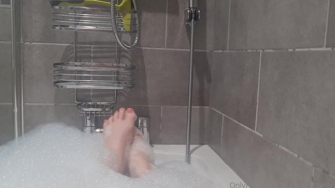 The Foot Queen Of England Aka Queengf90Premium Onlyfans Morning Baths Are The One
