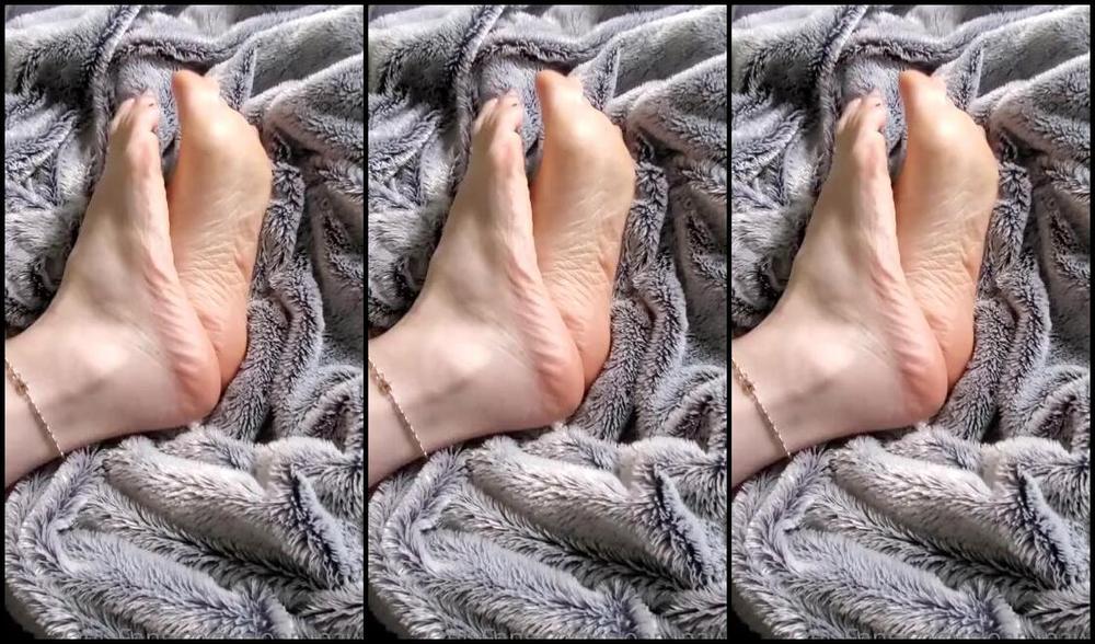 Sloans Paws Nicknamed Sloan Paws 05 29 2020 Onlyfans Video Who Wants To Cuddle Up On The Couch With Me And Let Me Tease Them With