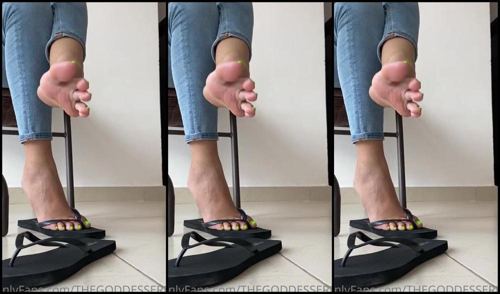 Erin Aka Thegoddesserin Onlyfans Ignoring You All You Can Do Is Watch Me Dangling And Clapping My Flip Flops You Really Love How