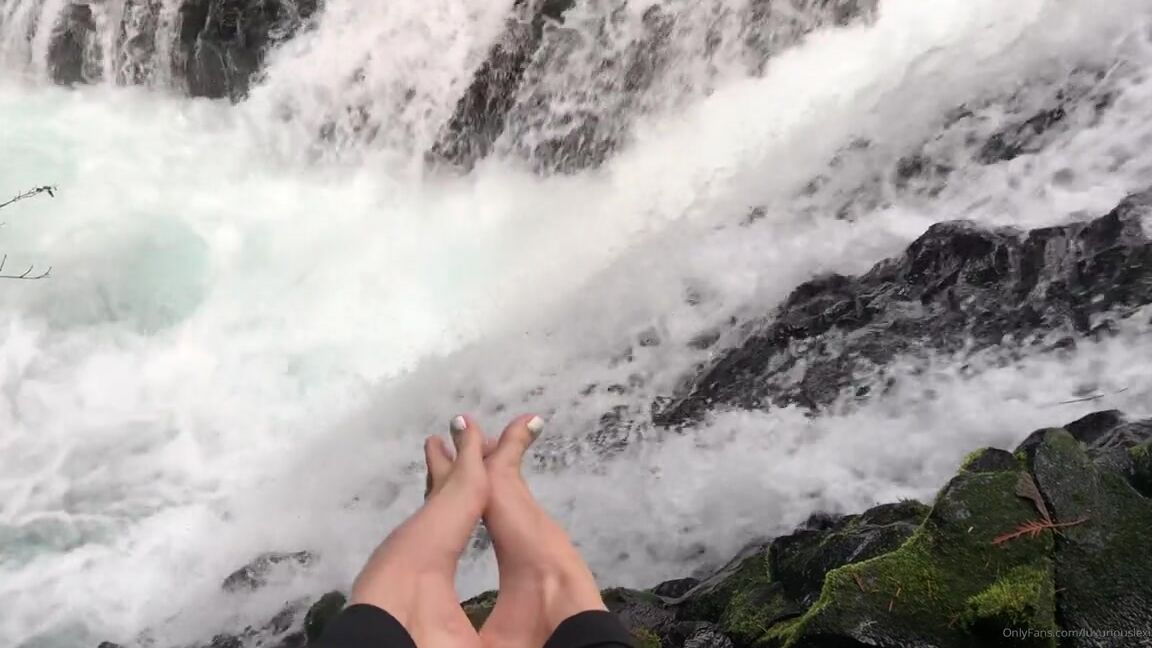 Luxuriouslexi Nicknamed Luxuriouslexi Onlyfans Who Thinks You Could Get These Toes Wetter Toesucker