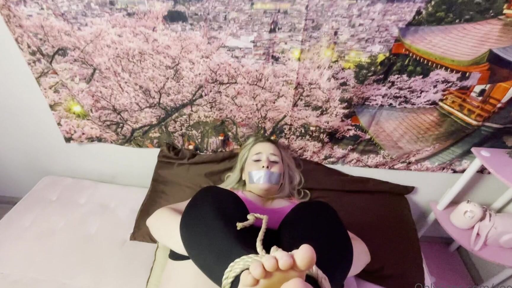 zoeyuso-17-01-2021-2010980518-look-at-me-all-tied-up-while-my-pussy-is-punished