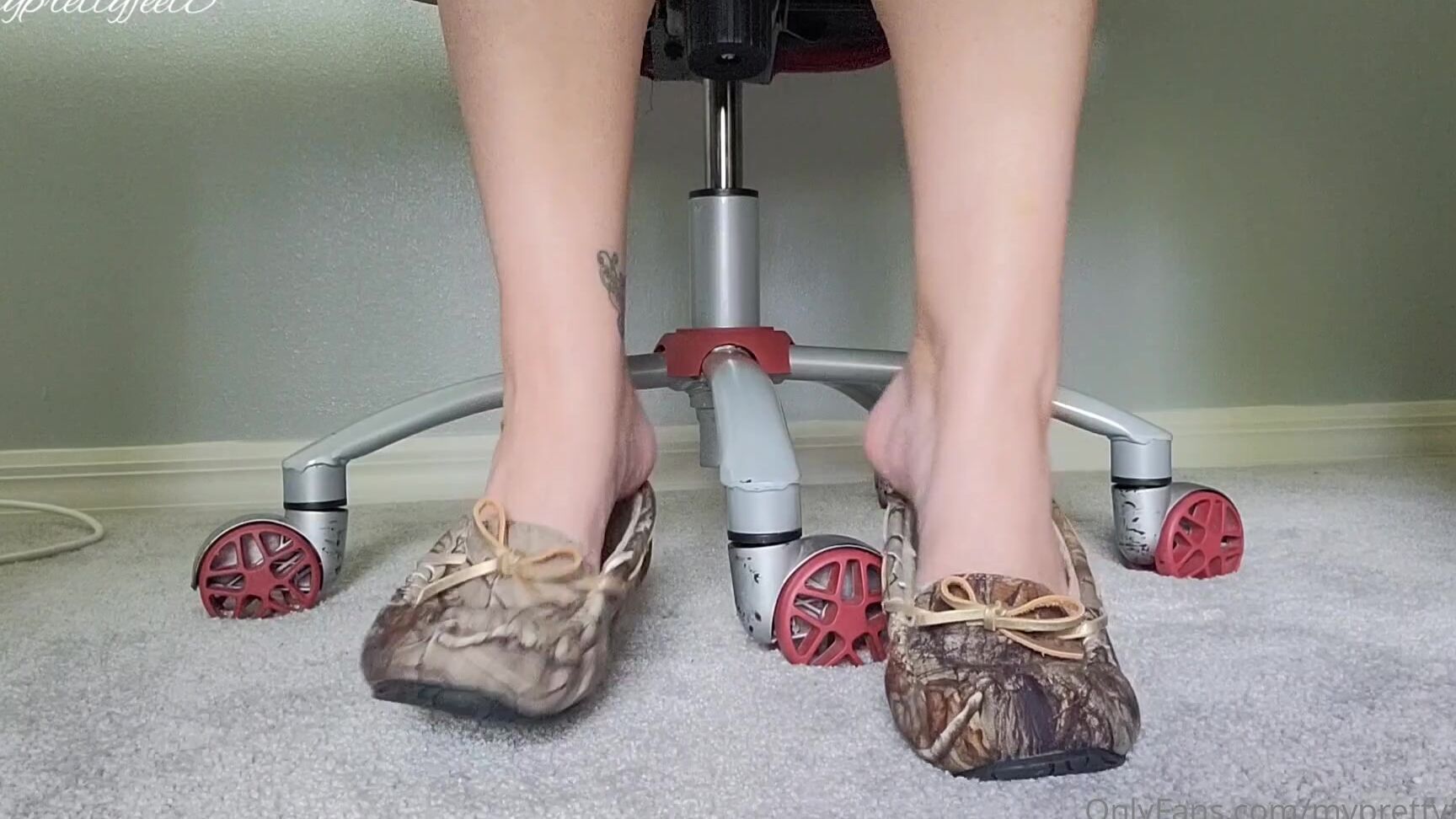 Myprettyfeet Exclusive Under Desk Stinky Slipper Play I M Painting My Nails And Working On The Comput