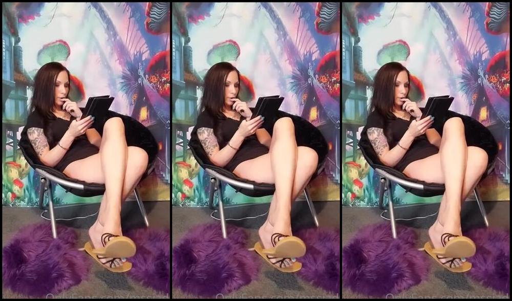 Mssjada Nicknamed Mssjada Onlyfans Reading And Wearing Some Flip Flops