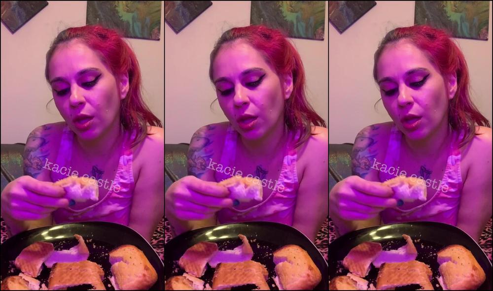 kaciecastlex-17-08-2020-719373552-binge-eating-a-loaf-of-garlic-bread