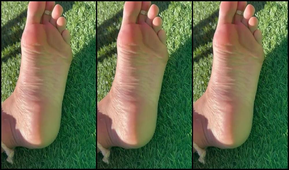 Charlottethestallion Onlyfans You Want These Stinky Feet Rubbed All Over Your Face Don T Youp