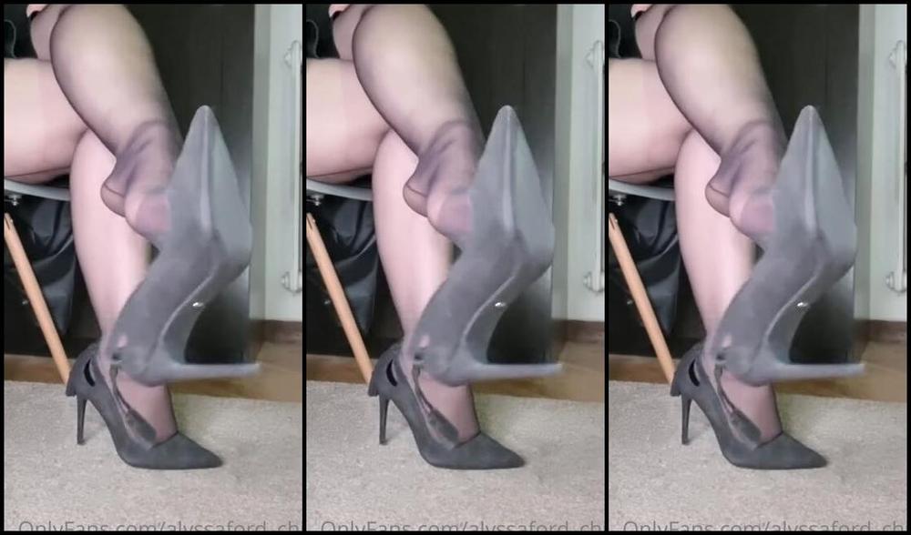 Alyssa Ford Nicknamed Alyssaford Chill Onlyfans Legs In Nylon And Dangle T