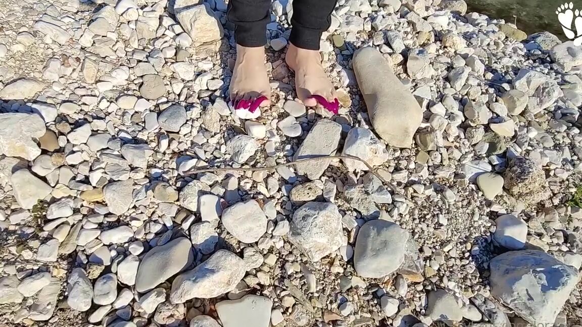 Lora Long Nails Nicknamed Loralongnails Onlyfans A Walk Along A Mountain River