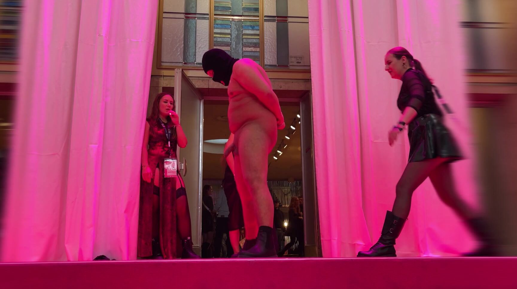 Lady Stefanie What Happens In Berlin  Der pinke Teppich  GERMAN iWantClips