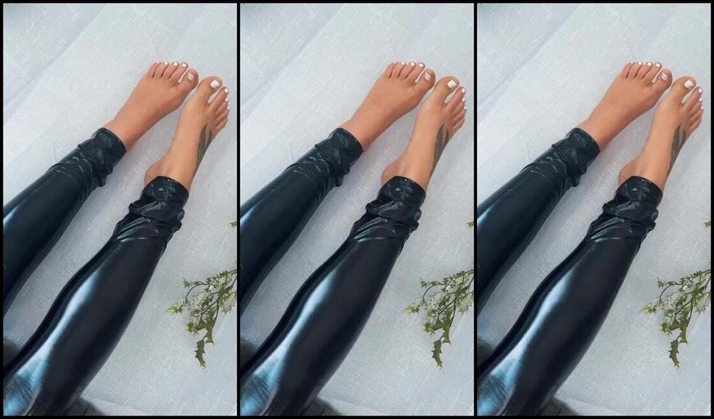 Miss Evie Lock Nicknamed Missevielock Onlyfans I Know You Crave Sucking On My Pretty White Toes Whilst You Worsh