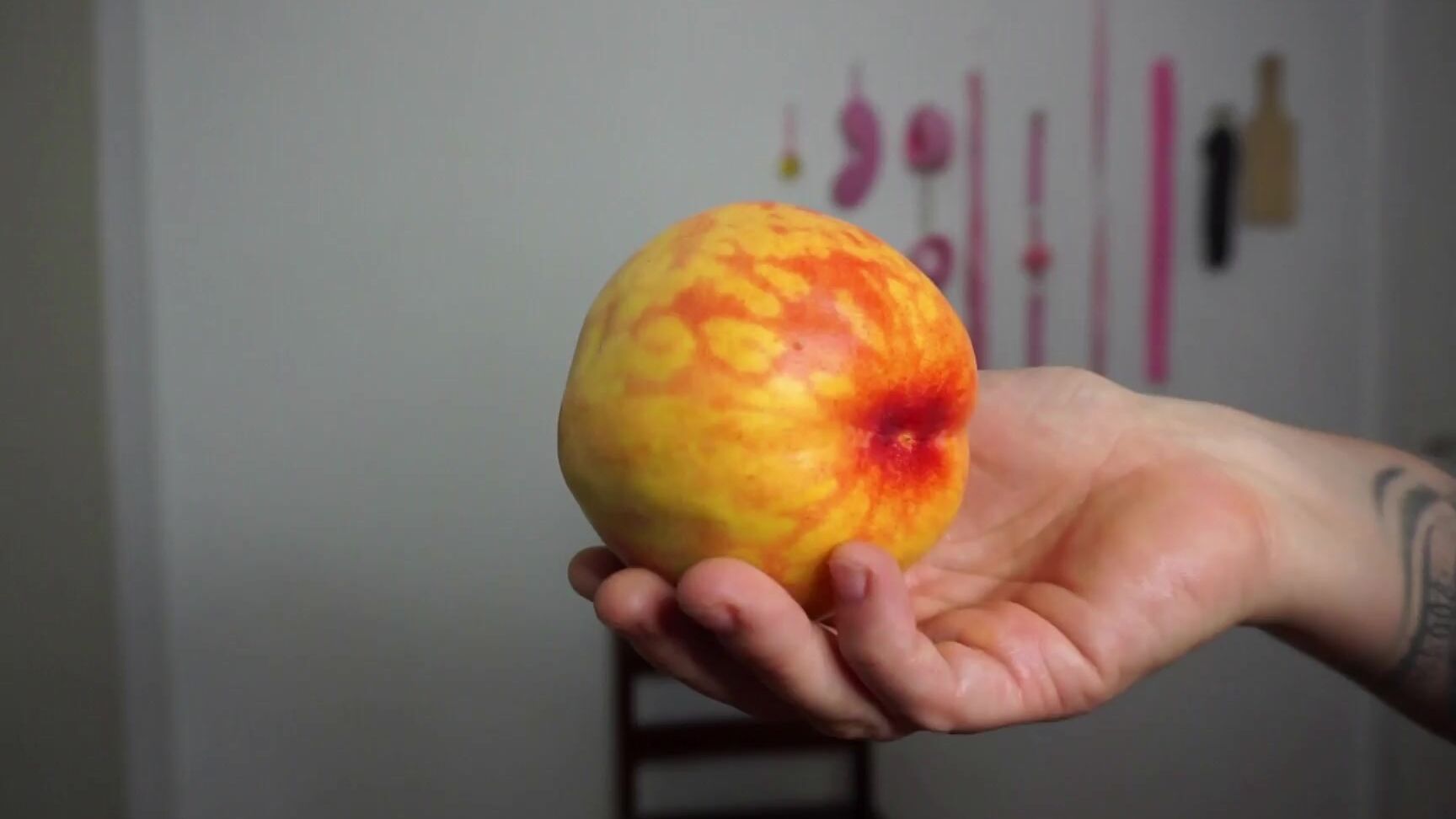 Food,Eating,Food Porn,BBW embermae eat that peach ManyVids