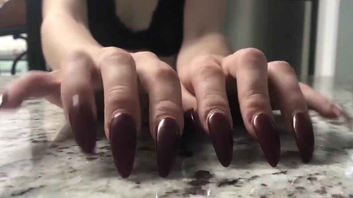 Lalalaura Nicknamed Lauras Kingdom 04 26 2020 Onlyfans Video Khloes Long Nails Tap Amp Suck