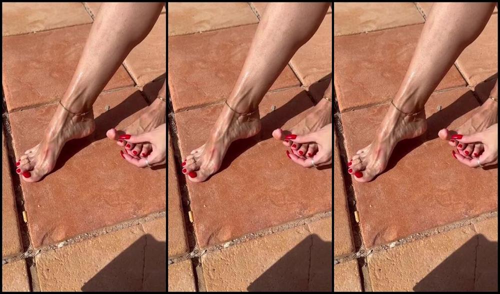 Heels Of Mine Nicknamed Heelsofmine 11 22 2023 Onlyfans Video Another Beautiful Day By The Pool