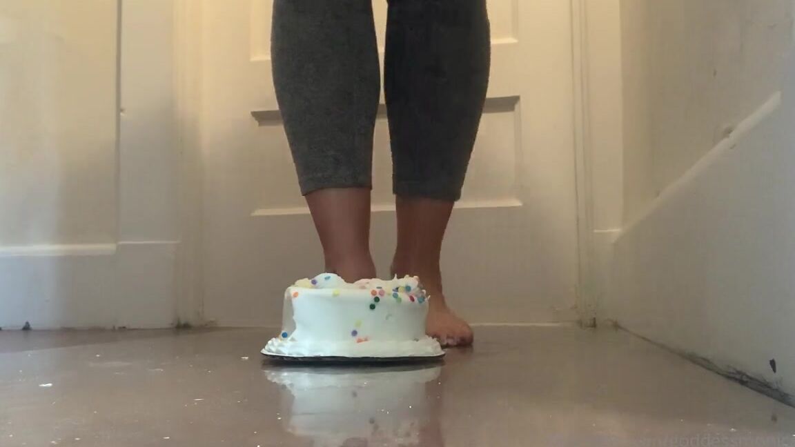 Goddessmonica00W Onlyfans Crushing Cake Per Your Requestp