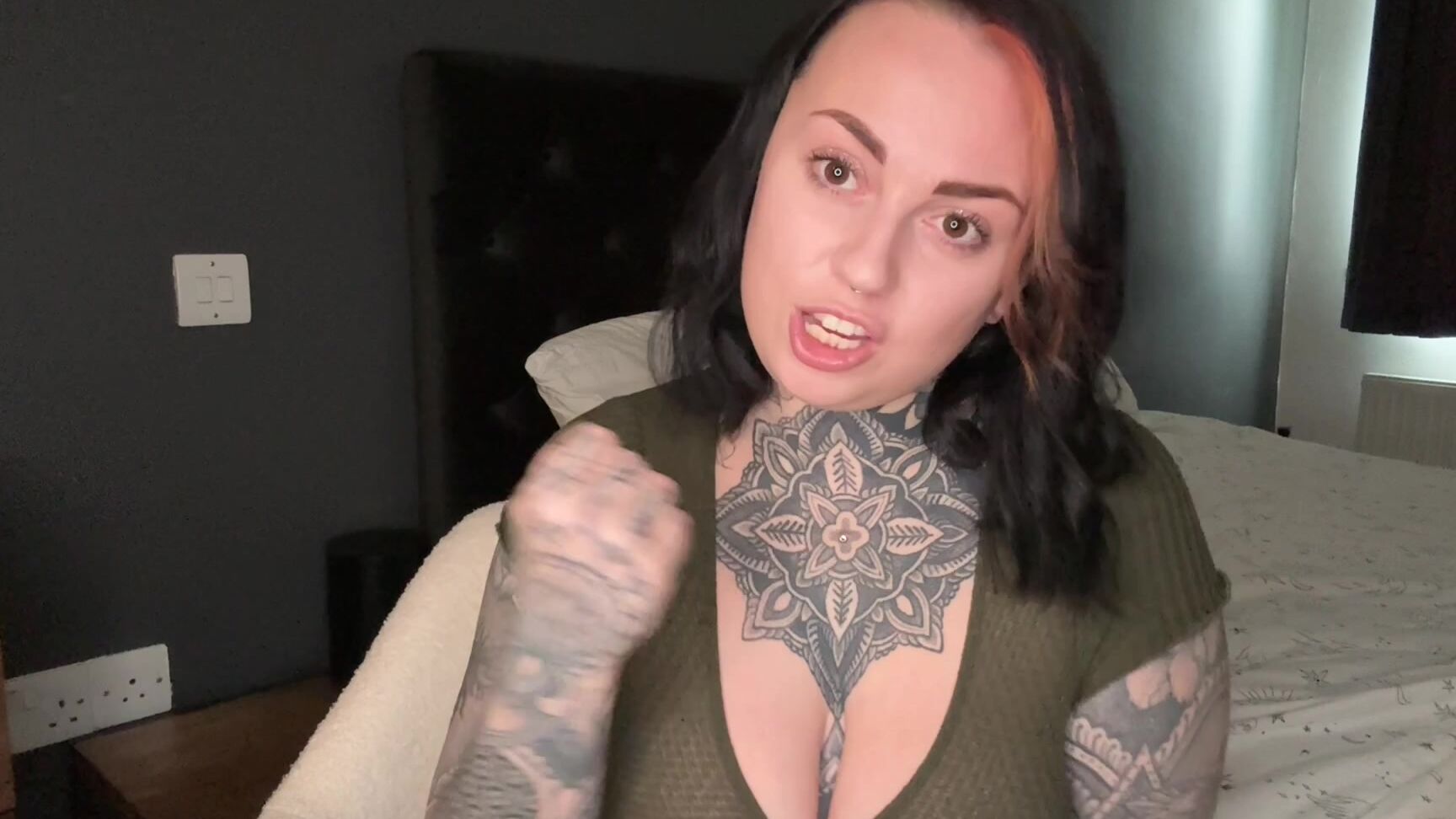 "MissValentina" blackmail, blackmailfantasy, blackmailtask, exposedfantasy, femdom, femdomgoddess, femdomjoi, femdompov you cant handle this blackmail task Manyvids