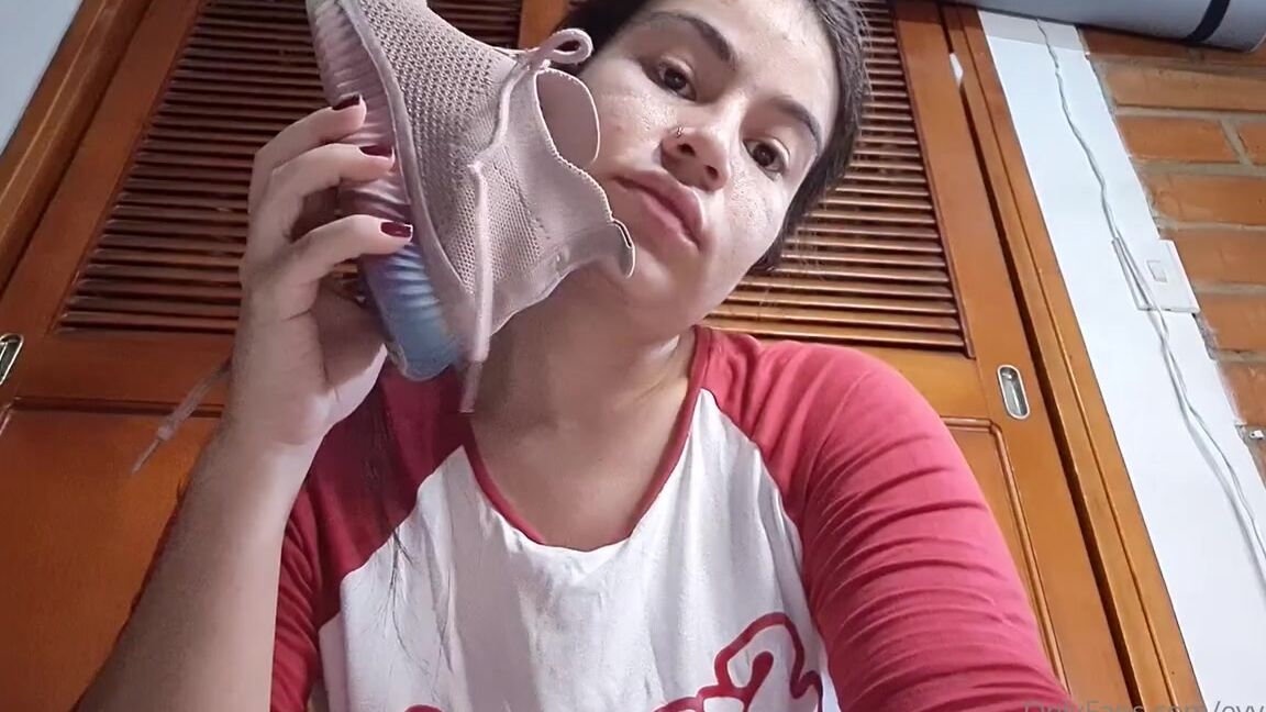 Evvalion Nicknamed Evvalion 06 11 2021 Onlyfans Video Putting Out My Sneackers Then Wear It All Long Day My Feet Stinks R9Fz