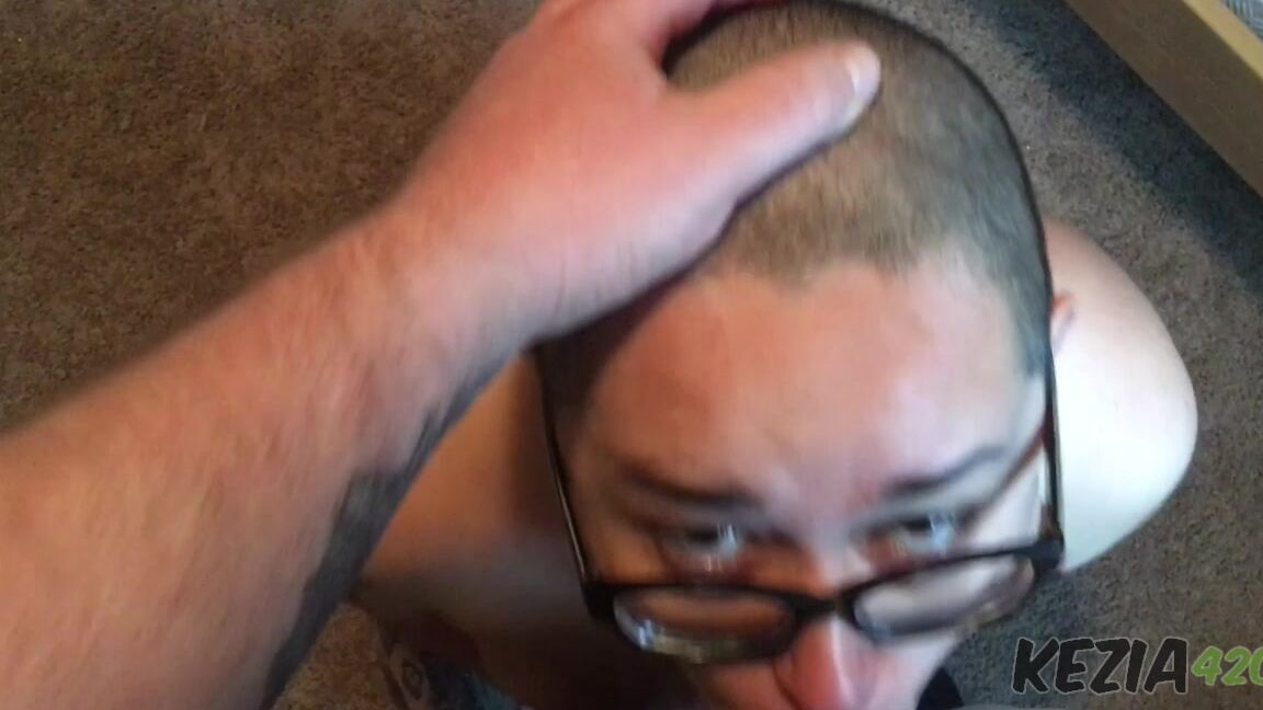 Kezia Cumming On A Bald Head With Facefucking