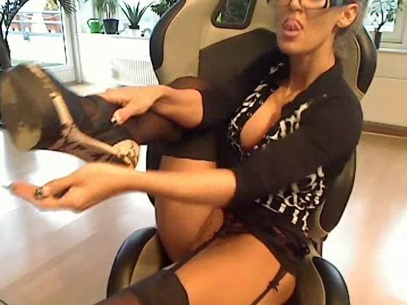 Aileen Taylor - Sklavensau Teil 2 - Fetisch Nylon, Strapse und Heels MyDirtyHobby