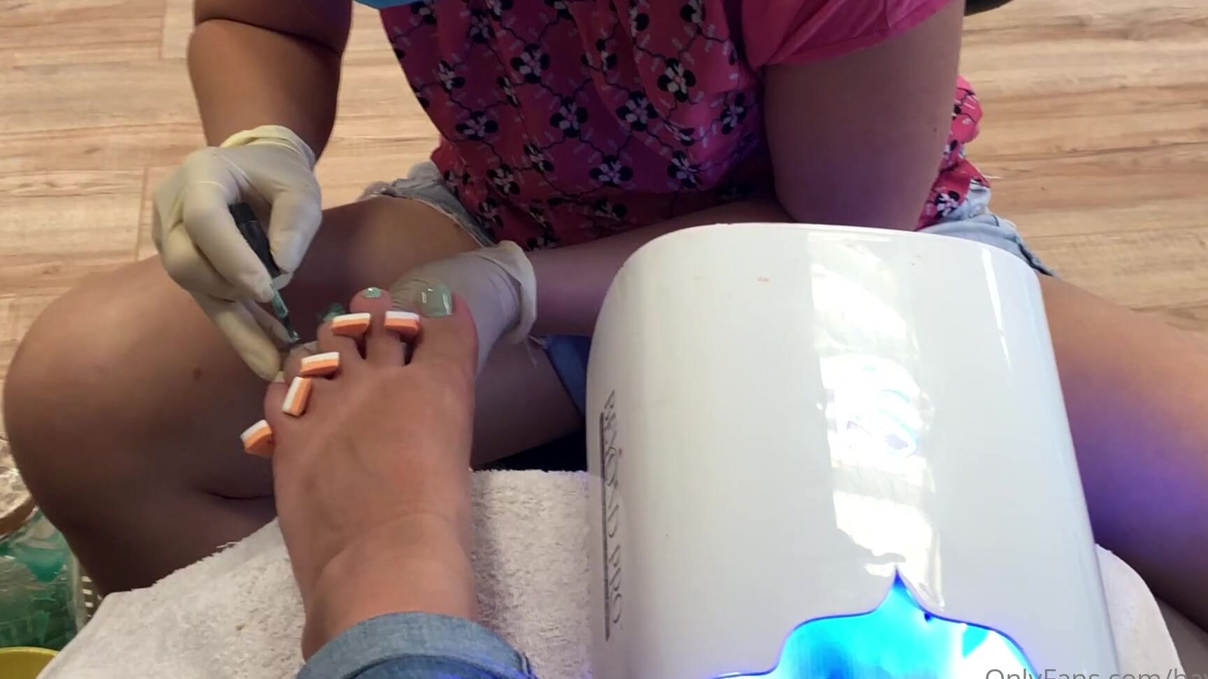 hayleex-28-06-2021-2148008865-mintgreen-gel-nailpolish-on-toes-at-the-salon