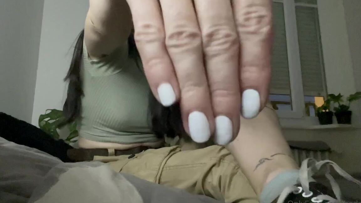 Goddessgaelle Nicknamed Badgaelle Onlyfans Je Te Force Renifler Mes Vans Et Mes Chaussettes 2