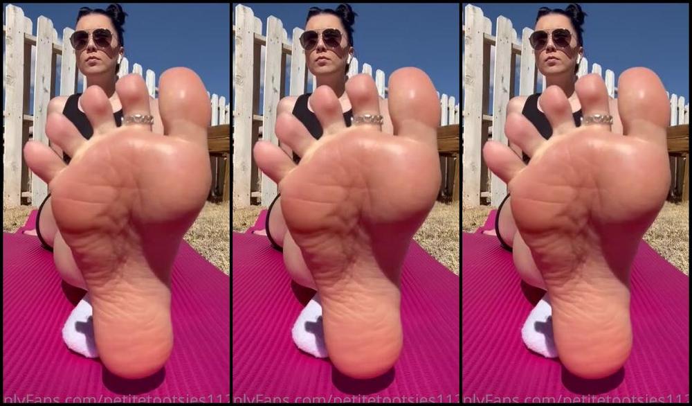 Petite Feet Penelope Aka Penelopestootsies739 Onlyfans Sock Tease In The Back Yard Stretching And Scrunching My Soles
