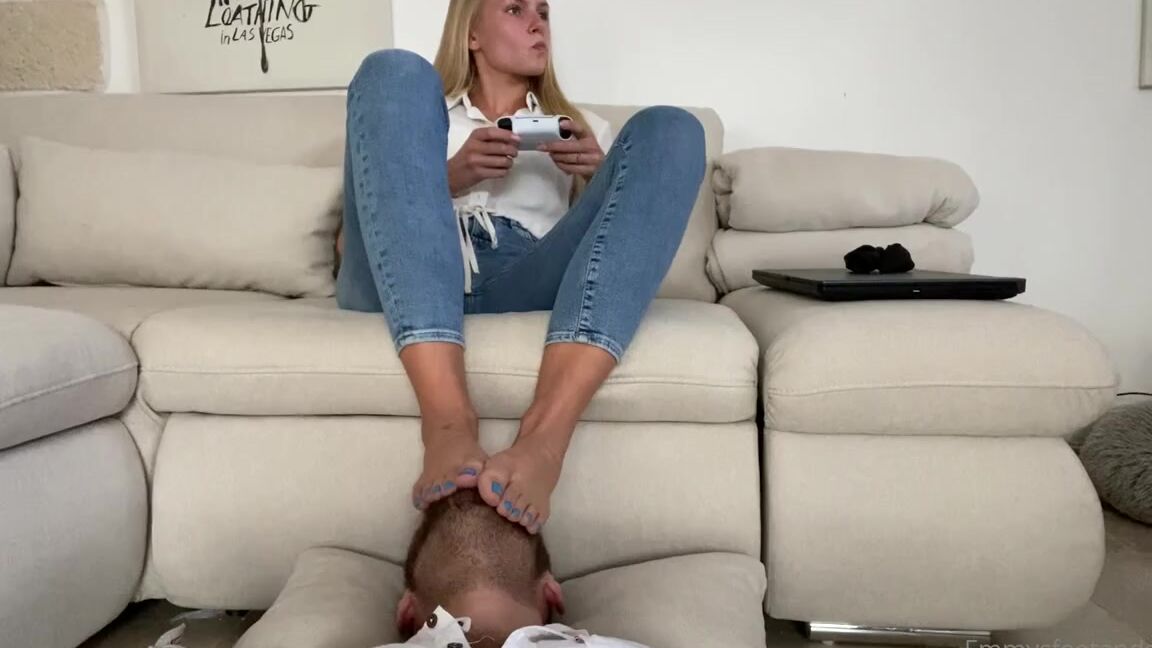 Emmysfeetandsocks Aka Emmyfeetandsocks Onlyfans After A Hard Sockless Day A Good Footrest Cleaning Is Essential Good For Me That My Slavep