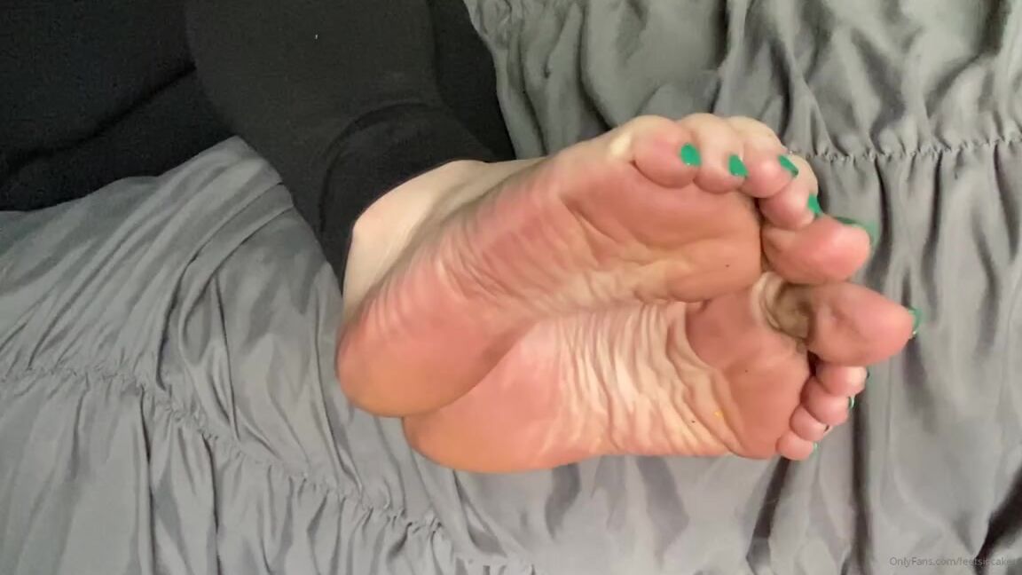 Caroline Aka Feetsiecakes Onlyfans The Poll Is Currently Tied But Im Going To Upload The Dirty Feet Video Anyway For My Clean Sole L