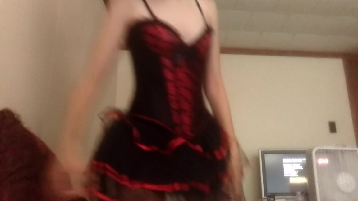 Annabelle Bestia Dressing Up