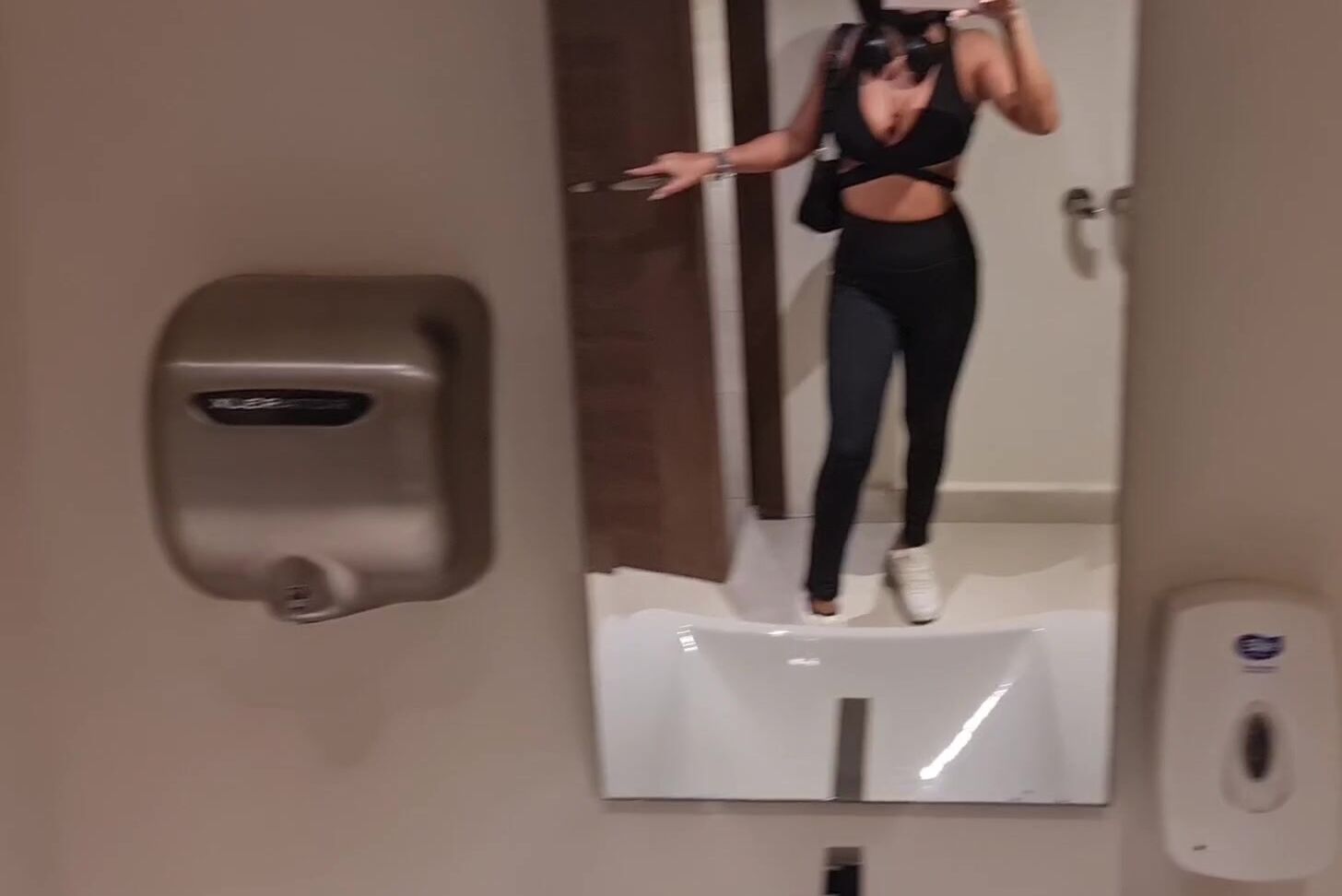 Danikamorixxx So Horny I Ve Been To Gym With My Toys Inside And Kept Cumming In Tapis Roulant