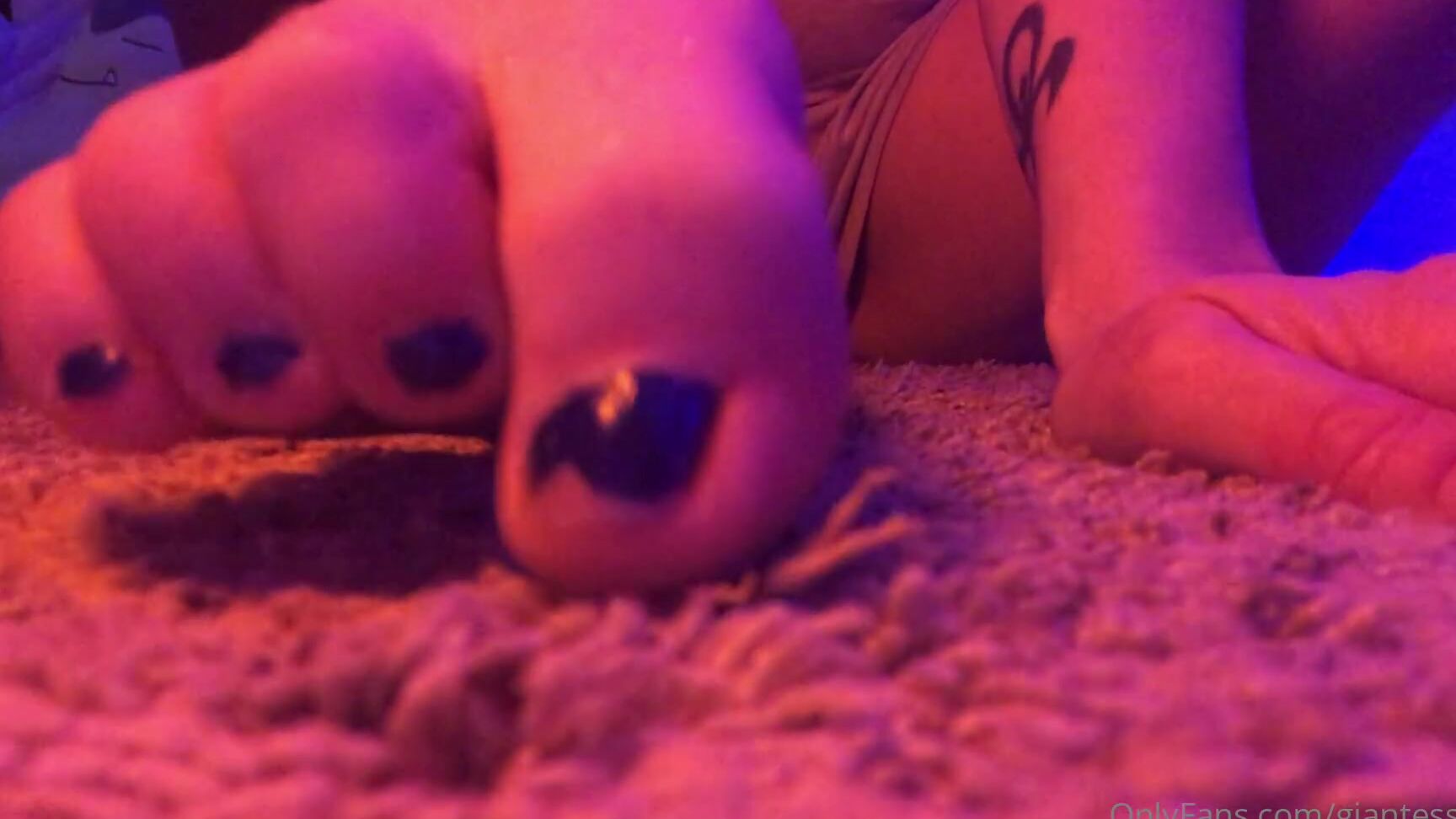 Giantessclips Kole Finds A Bug Starring Miss Kole For More Miss Kole Visit Https Onlyfans Com Missk
