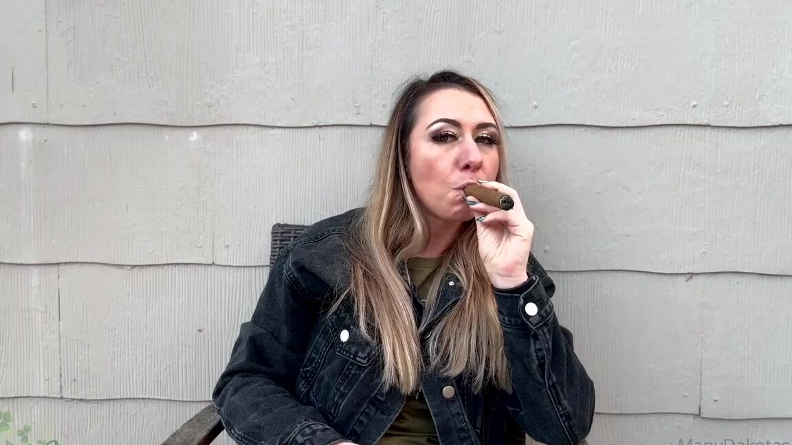 Dakota Charms Nicknamed Dakotacharms Onlyfans Outdoor Smoking Cigar