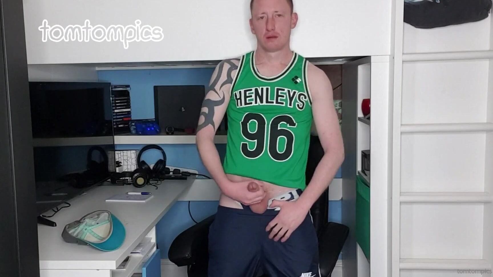 Tomtompics Hands Free Cum Vid Here S Me In The Green Vest Jersey As It S Been Called By The Ameri