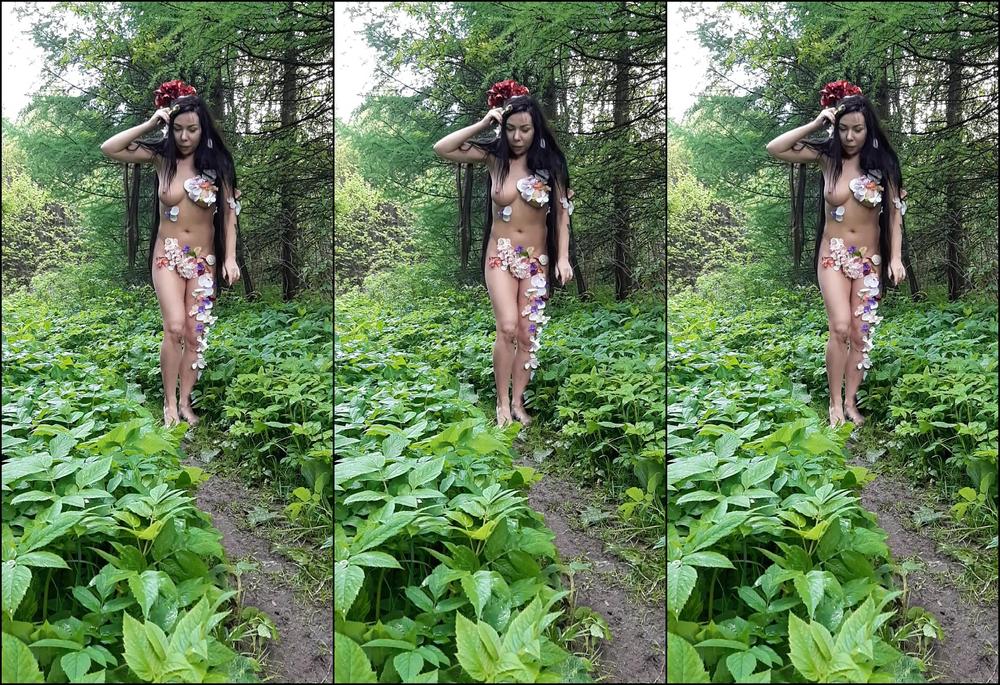 Melons Fans The Beauty Poses For The Photographer