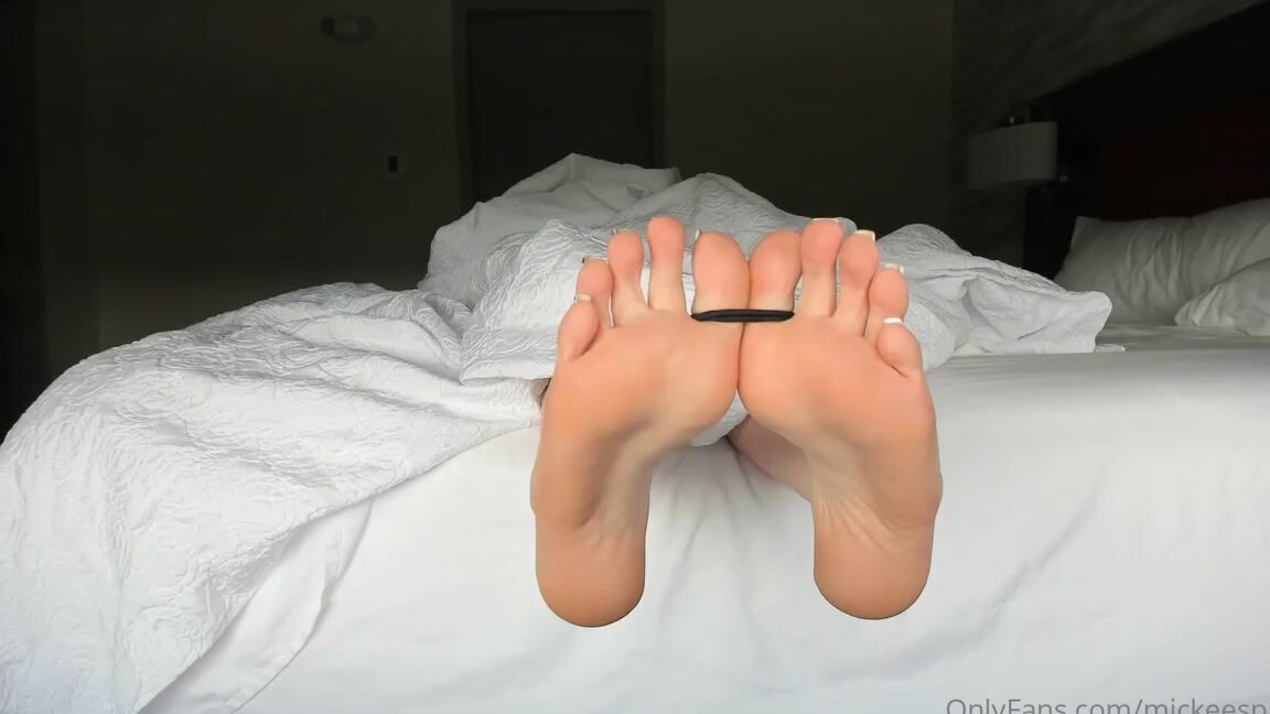 Mickee Springs Nicknamed Mickeesprings Onlyfans I Get This Request From A Customer To Hide Everything Under The Covers Except My Feet Tie My Toes 3