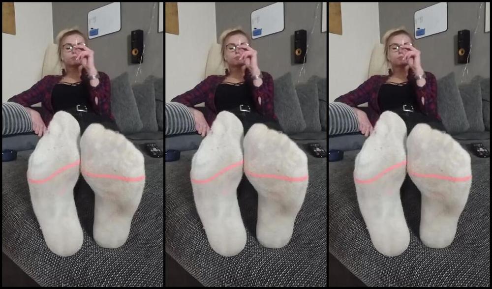 Emmysfeetandsocks Aka Emmyfeetandsocks Onlyfans Smoking A Cigarette While You Staring At My Smelly Socks I Bet You Wanna Smell Them So Badp