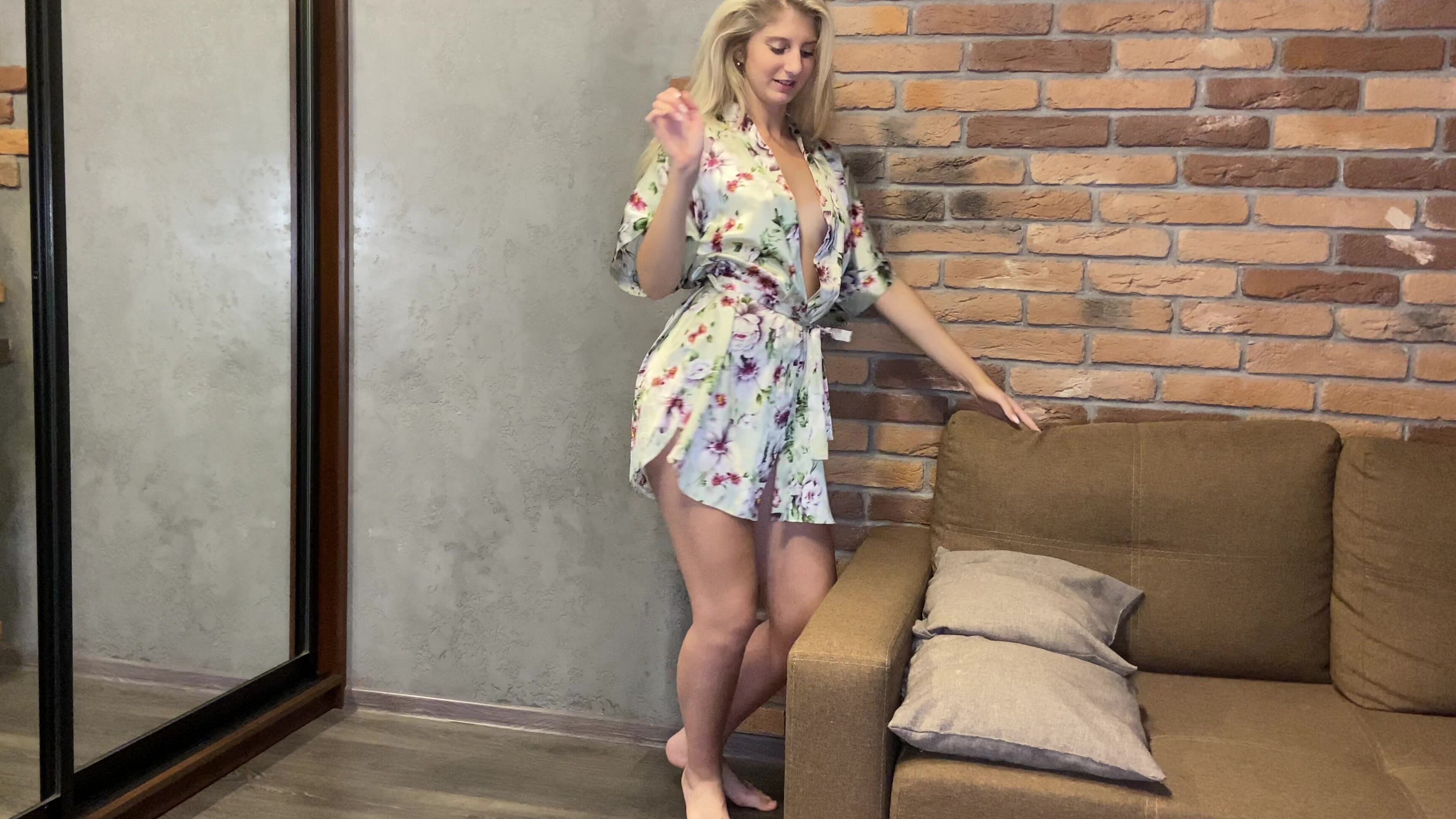 Big Boobs, Blonde, Dancing, Small Tits, Strippers dancing-in-robe-4k ManyVids