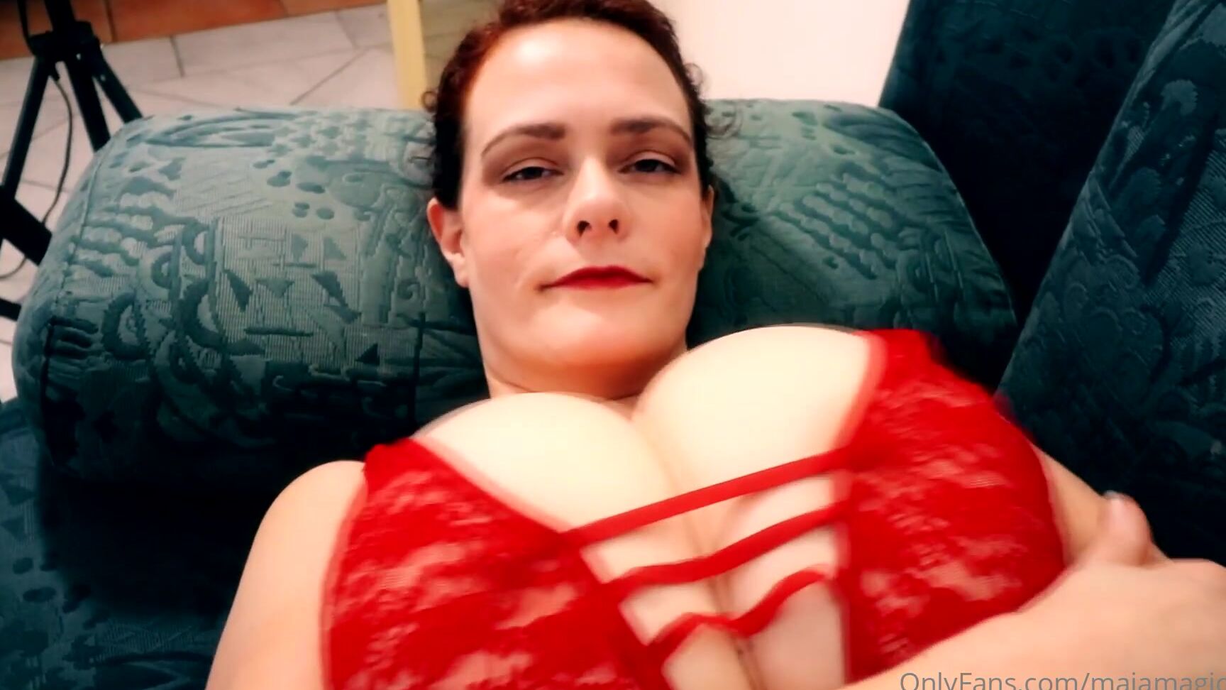 Majamagic M Titplay On The Sofa With Messycleo