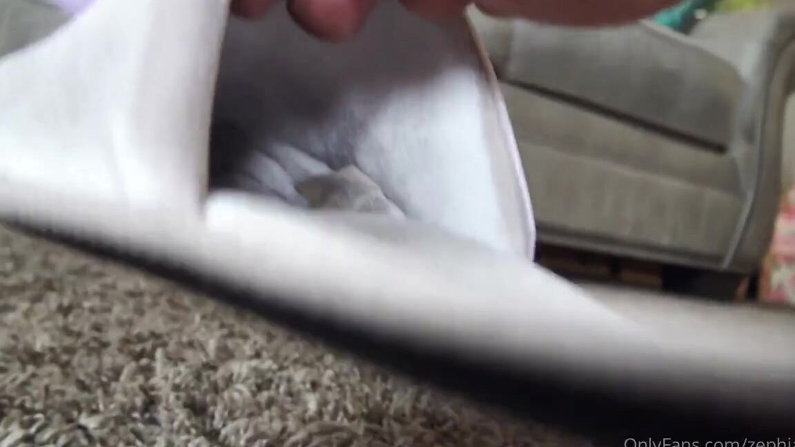 Worldgoddess Onlyfans Oooooh Boy Warm Smelly Goddess Feet In The Morning These Cute Slippers Keep My Feet So Warm Waa