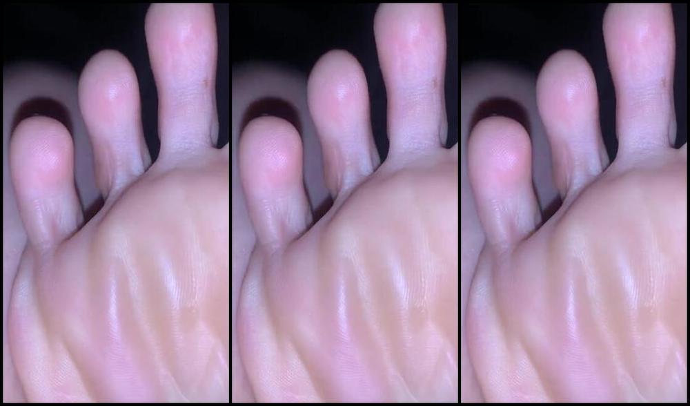 Miss Emma Rose Nicknamed Emmaemmarose Onlyfans Good Morning Bring Me Tea First Then You Can Sit At The Bottom Of The Bed