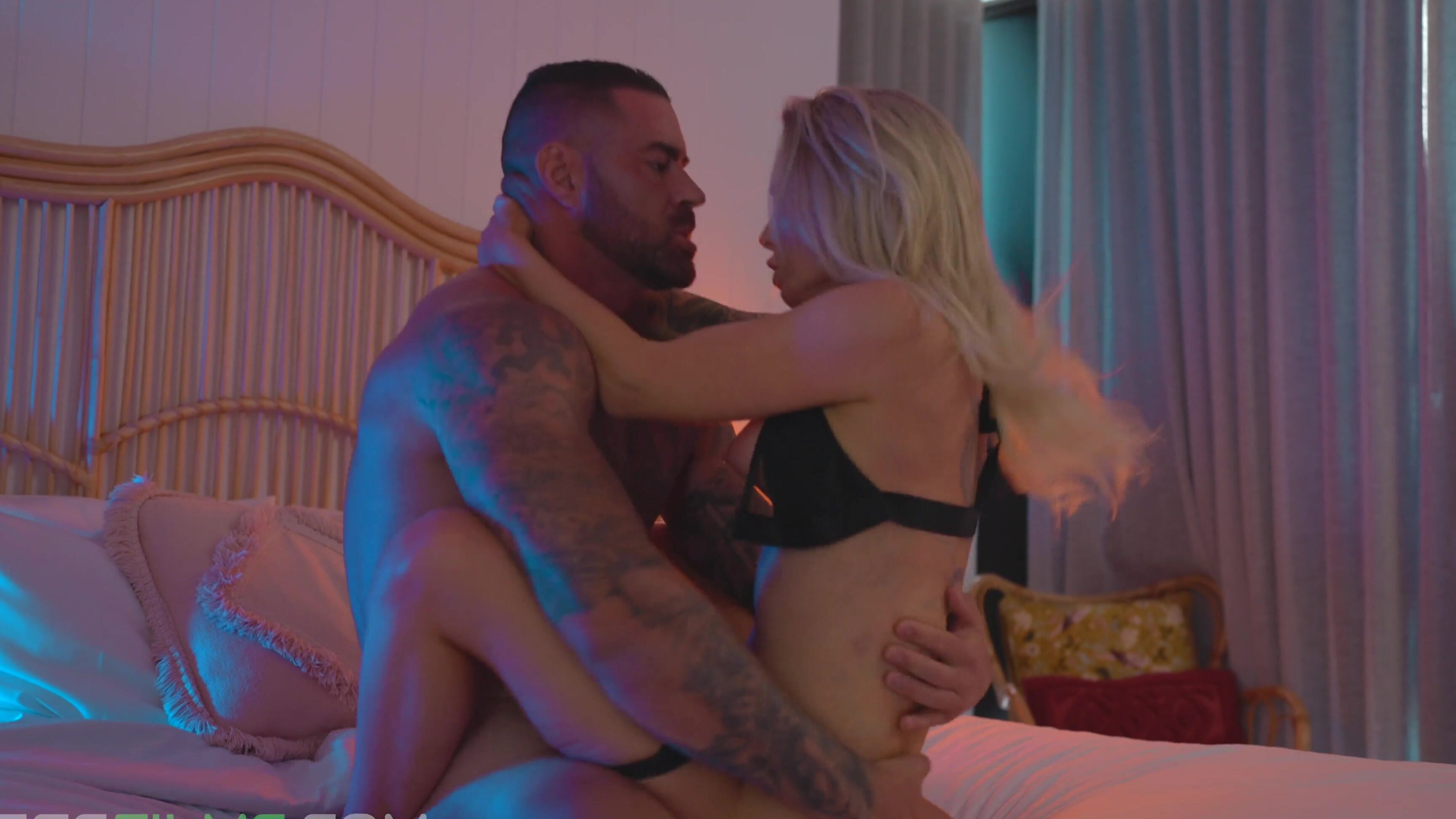 Straight, Hardcore, Cumshot, Lingerie Isabelle Deltore - Neon Nights SiteRip