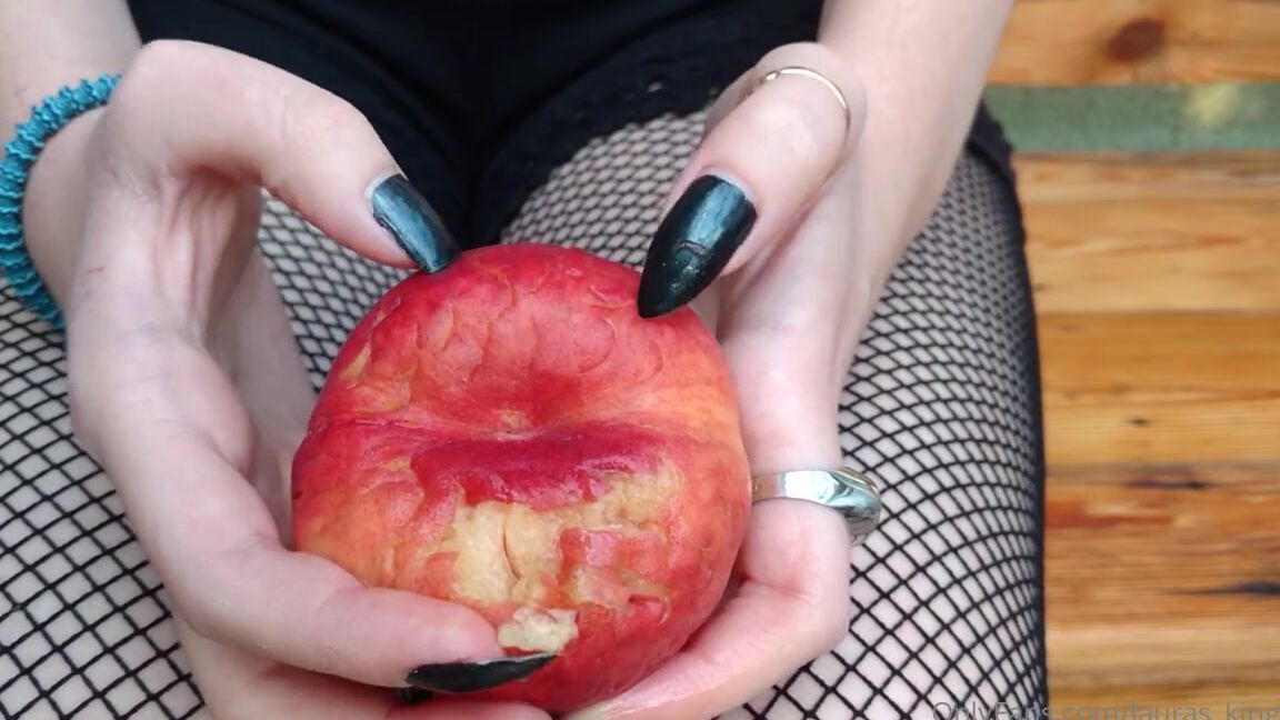 Lalalaura Nicknamed Lauras Kingdom 11 15 2022 Onlyfans Video Claw Queen Peach Claw What Claw Queen Pierce A Juicy Peach With Her Long Sharp Natural