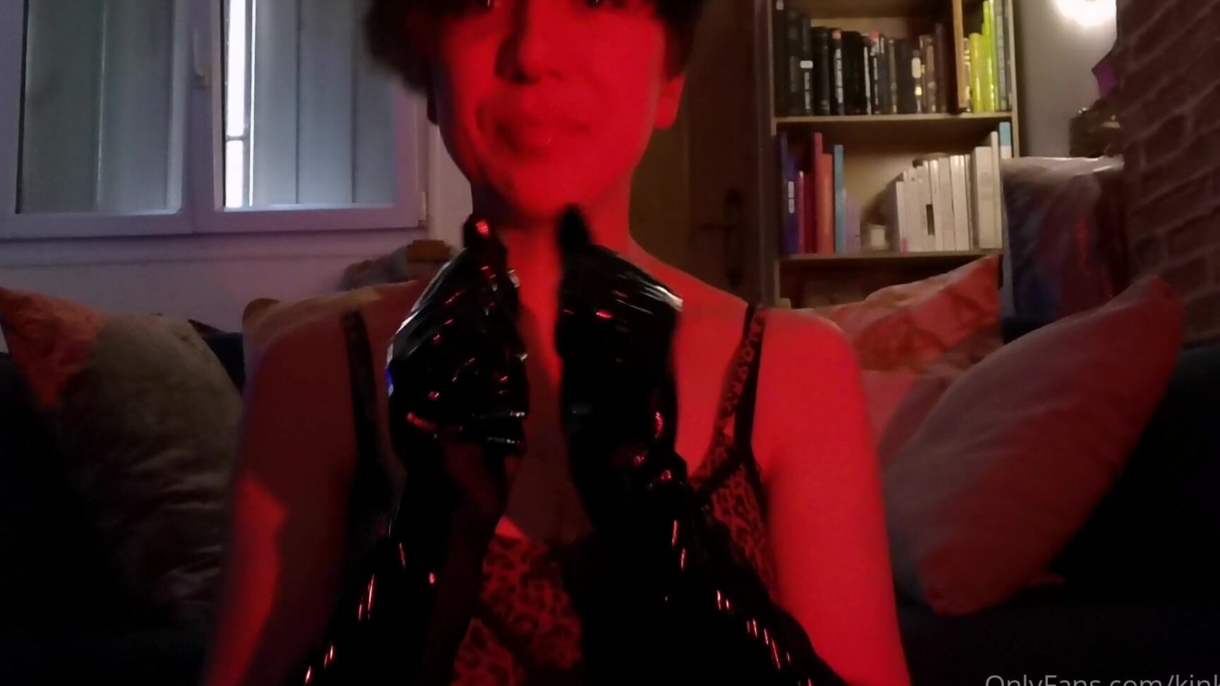 Kinkinny 658272797 08 06 2020 Video Asmr F Tichiste Avec Mes Gants En Vinyle