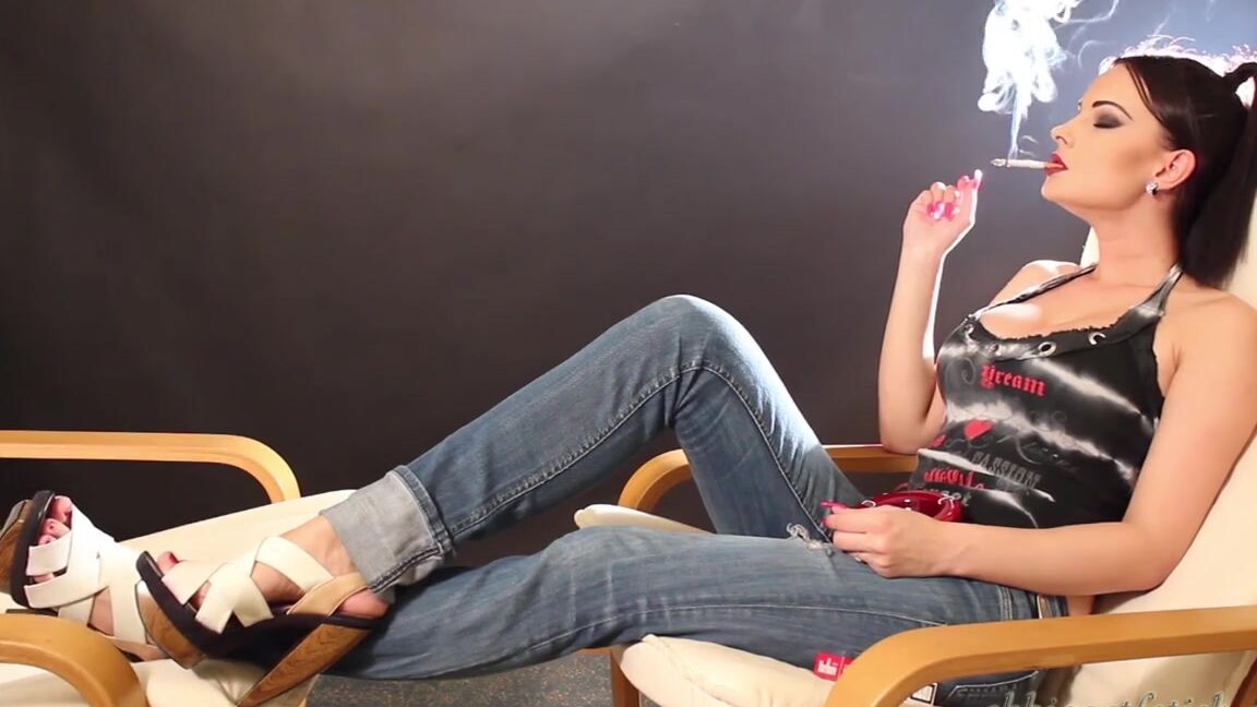 Abbiecat Onlyfans The Chainsmoker Hi Im Pumping 2 100S Red Marlboro Lighting Up With Zippo On