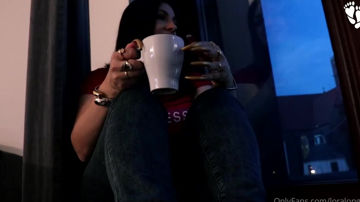 Lora Long Nails Nicknamed Loralongnails Onlyfans Intimate Tea On The Windowsill I Sit On The Windowsill Look Out The Window At The Evening City